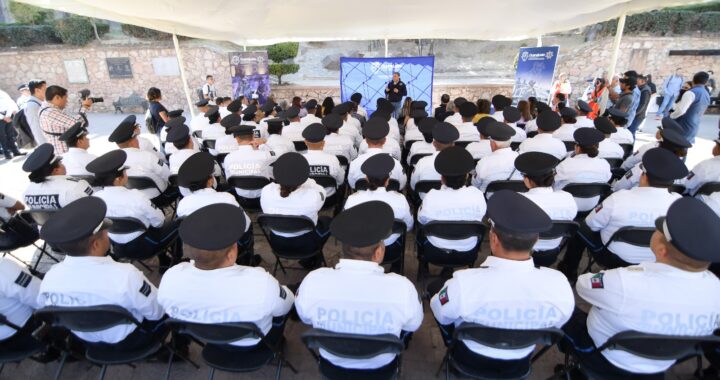 Reciben policías capitalinos uniformes nuevos 