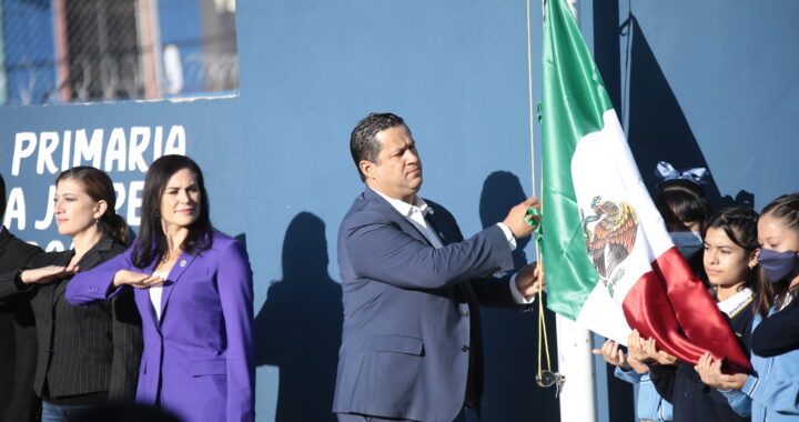 Se compromete gobernador a crear aula USAE