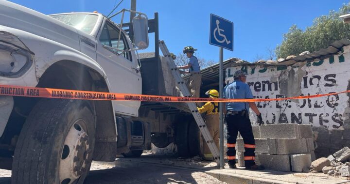 Choca camión contra casa, una pareja resultó herida