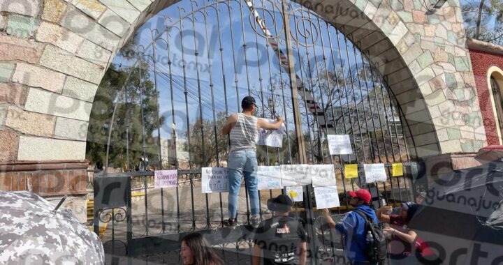 Toman instalaciones de la Escuelas Normal Superior de Guanajuato, exigen entrega de títulos