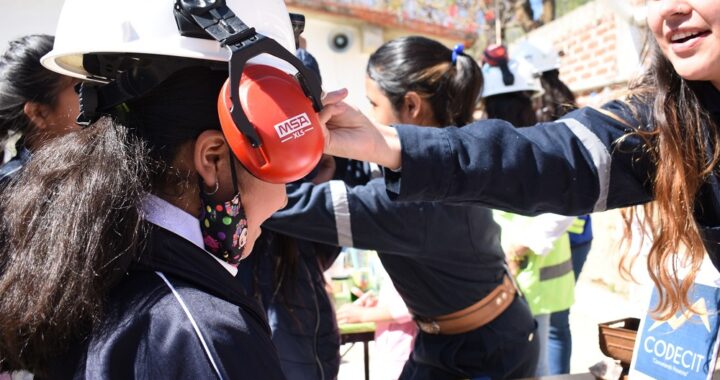 Lleva UG actividades científicas a niñas de la comunidad de Mexiamora