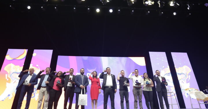 Reconocen a emprendedores con el premio de la Mentefactura 2023