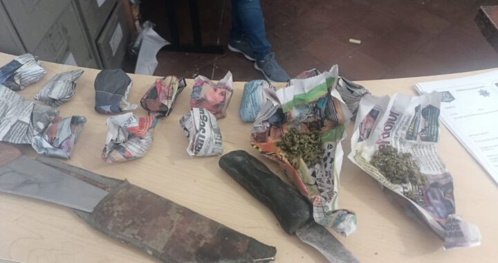 Detienen a pareja con 15 envoltorios de presunta marihuana 