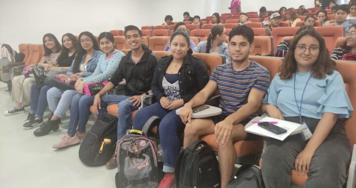Estudiantes UG se capacitan para preparar la taza de té más grande del mundo