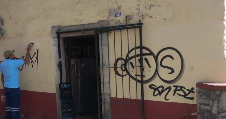 Despintan graffitis en Sangre de Cristo&nbsp;