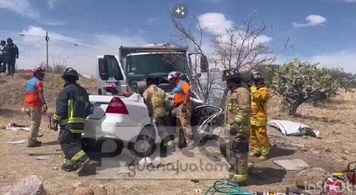Muere hombre en choque contra tolva