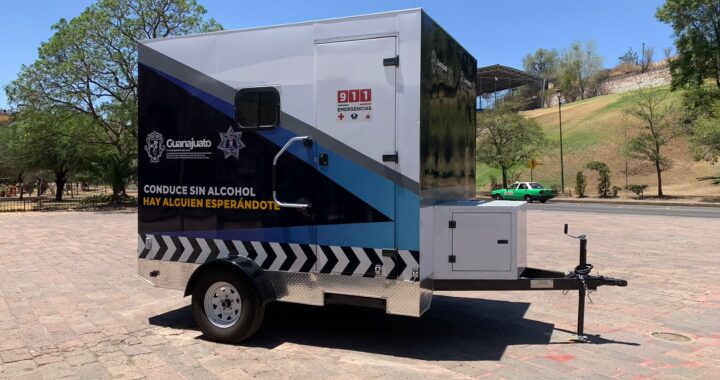 Recibe Policía Vial caseta móvil para realizar el operativo alcoholímetro