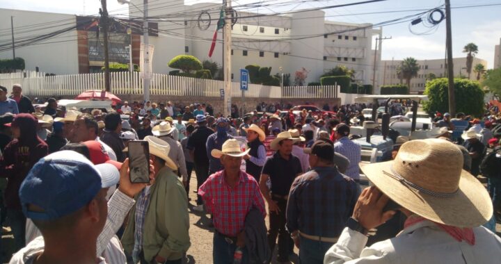 Toman campesinos, inconformes con la CFE, las calles capitalinas