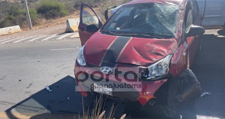 Choca automovilista contra base de cemento