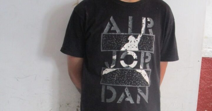 Detienen a joven con arma, 30 cartuchos, chaleco balístico y presunta droga