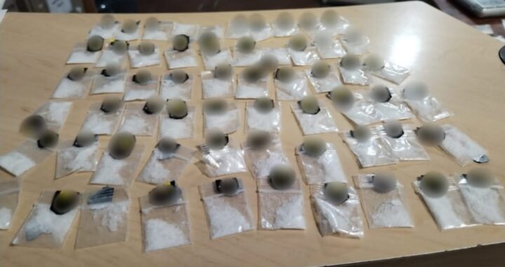 Cae joven con más de 200 dosis de presunta droga