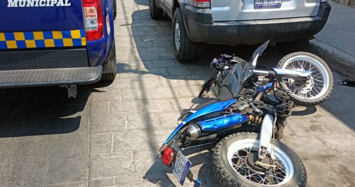 Evitan policías robo de motocicleta y detienen al presunto implicado