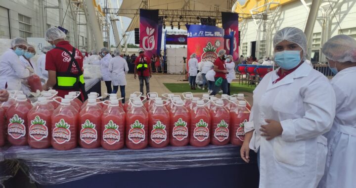 Prepara UG la jarra de agua de fresa más grande del mundo