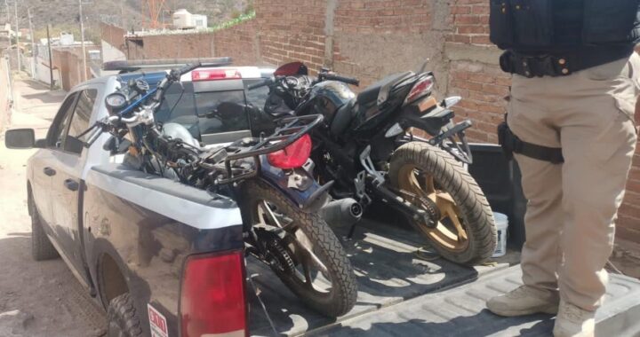 Recuperan motocicletas con reporte de robo y arrestan a hombre agresivo