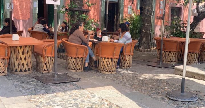 Aprueban permisos de mesas y sillas dos días antes de que termine el año