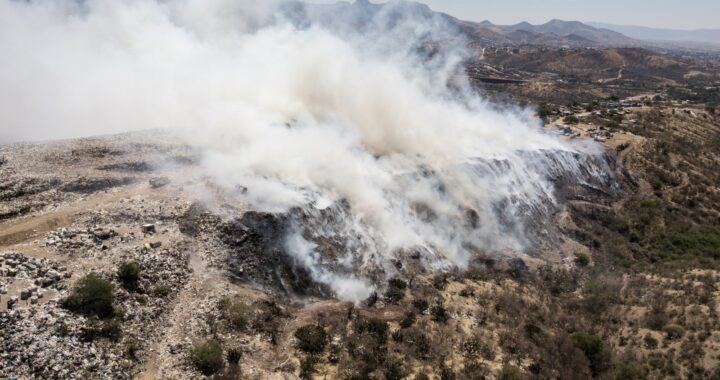 Activan Fondo de Emergencias para atender incendio en el tiradero municipal; suspenden clases 