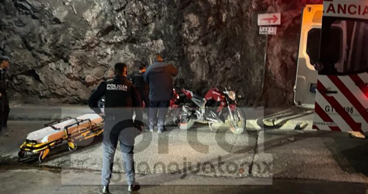 Chocan motociclistas contra muro adentro de túnel