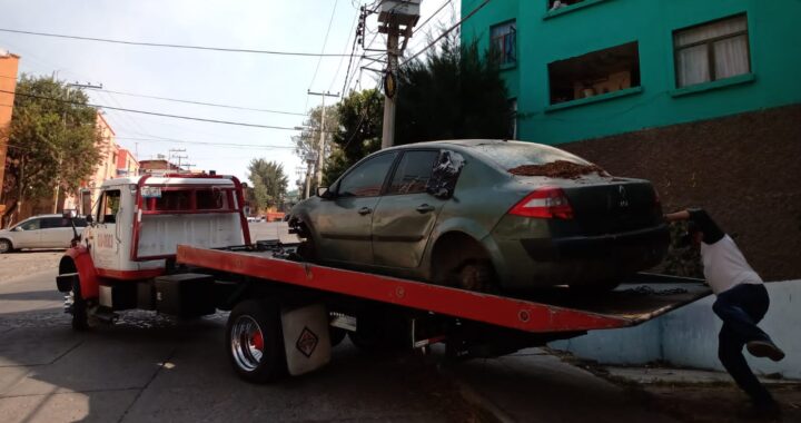 Retira policía vial, vehículos abandonados en varios puntos de la capital