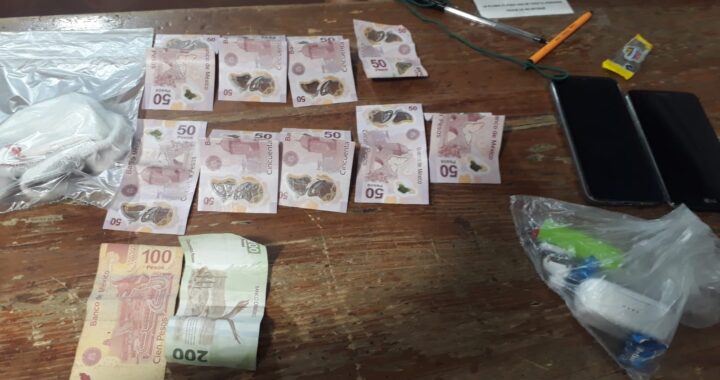 Detienen a cuatro personas por posesión de presunta droga, entre ellas un menor de edad