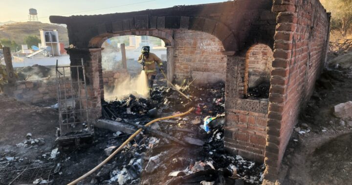 Salvan de incendio a dos personas; controlan otro en Villas de Guanajuato