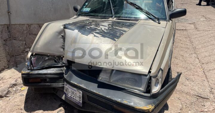 Choca automóvil contra puerta de una casa; hay dos heridos