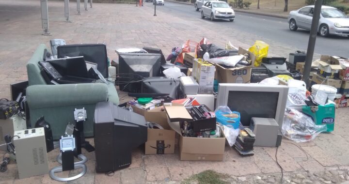 Llaman a no dejar muebles o material de reciclaje, en los contenedores de basura