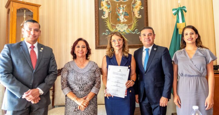 Firman escrituras del terreno para la construcción del hospital del IMSS