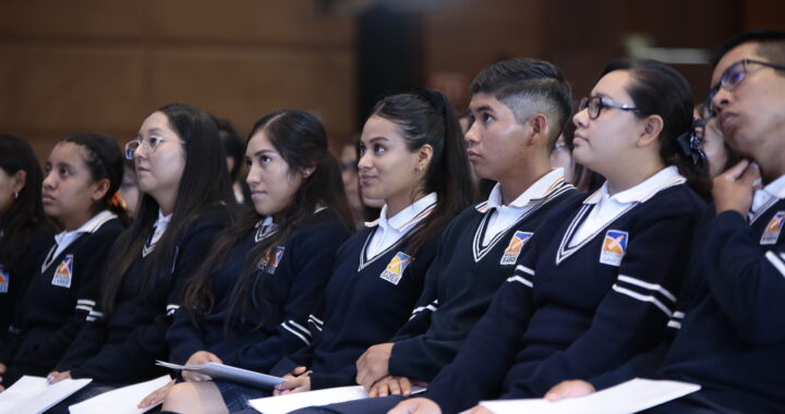 Reconocen a más de 600 alumnos del SABES por su excelencia académica