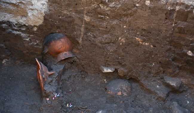 Un entierro infantil prehispánico y un canal virreinal afloran en excavaciones efectuadas en Tlatelolco
