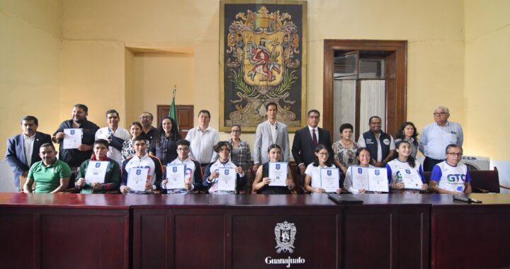 Reconocen a atletas medallistas de Guanajuato capital