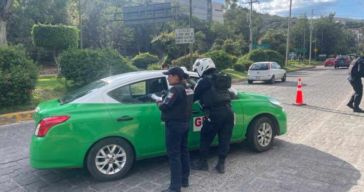 Previene Policía la comisión de delitos en taxis y detiene a tres motociclistas con droga