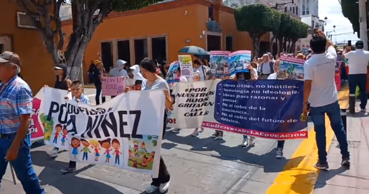 Contra adoctrinamiento y fallas en libros de de la SEP, marchan padres de familia en León