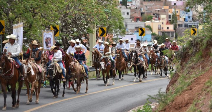 Celebra Navarro 50 años de cabalgata con más de 450 cabalgadores