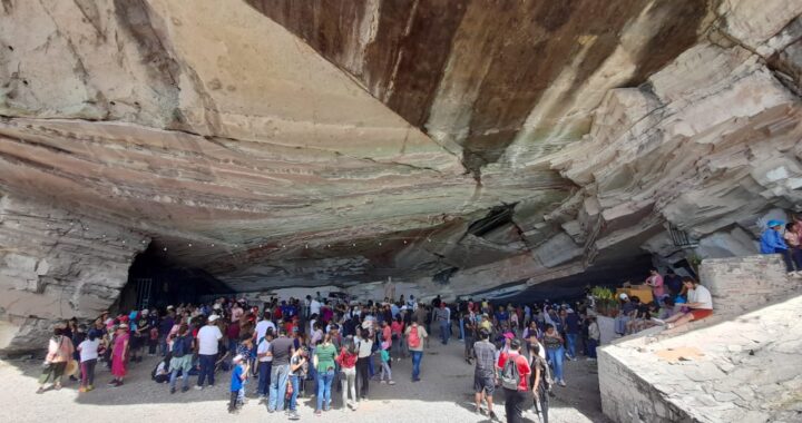 Peregrinan 20 mil almas en el Cerro del hormiguero en Día de la Cueva