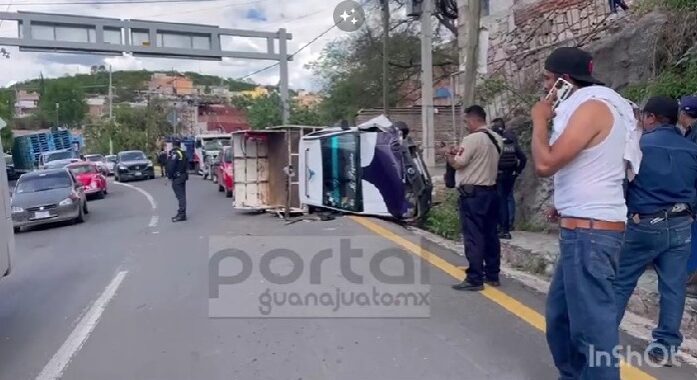 Vuelca camioneta con cilindros gas