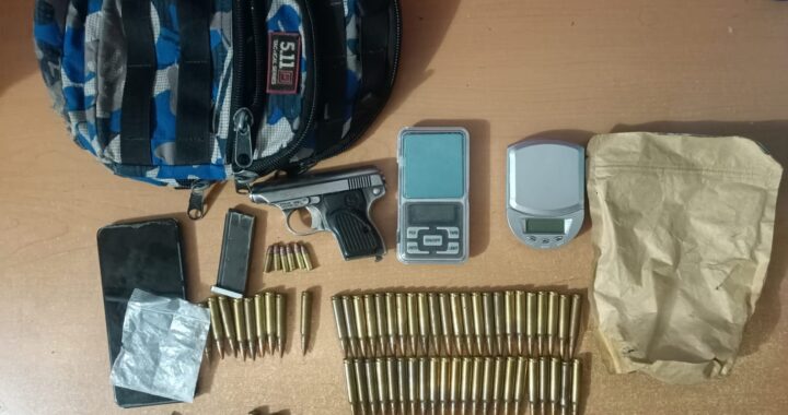 Detienen a dos sujetos con arma, 64 cartuchos y presunta droga