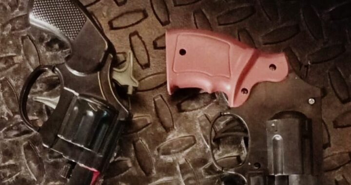 Detienen a joven con chaleco balístico y dos pistolas de juguete