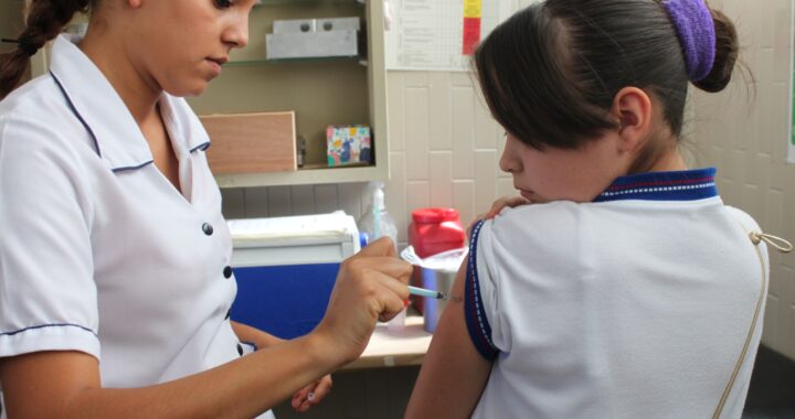 Aplicarán vacuna triple viral en las escuelas en 5 municipios