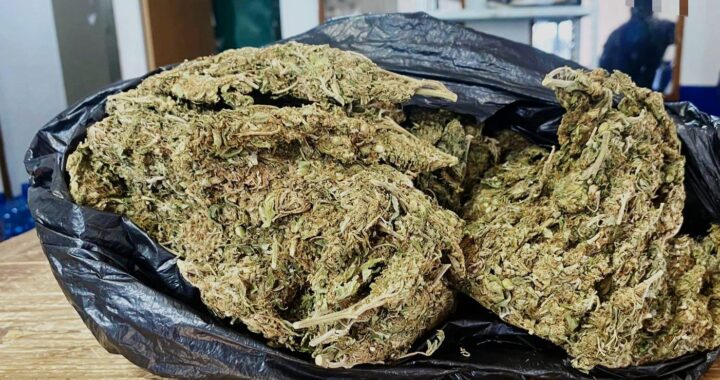 Detienen a dos hombres por posesión de drogas en la capital