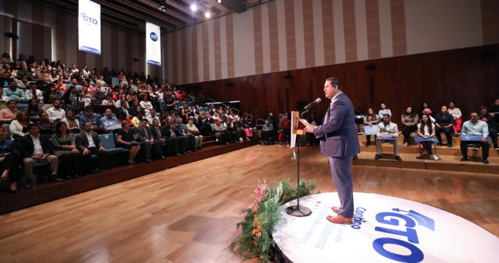 Reconocen a docentes guanajuatenses con becas para especializarse