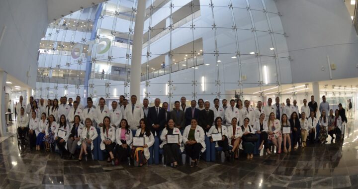 Reconocen a los 4 mil 400 médicos de Guanajuato en su día