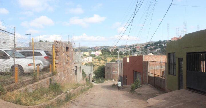 Benefician a familias del Cerro del Cuarto con pavimentación del camino a la cancha
