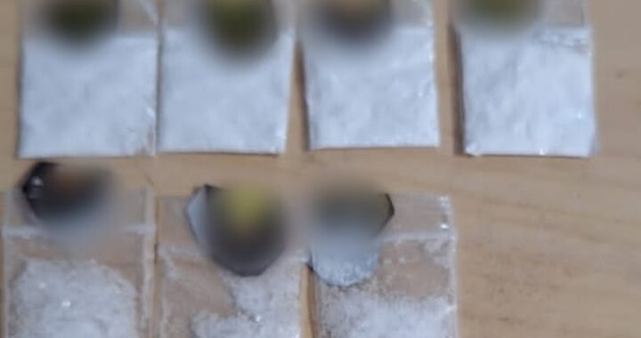 Detienen a mujer con 7 dosis de presunta droga; tratan de impedir detención