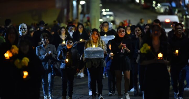 Cautiva la segunda edición de la Procesión de los Angelitos con las Plañideras de San Juan del Río