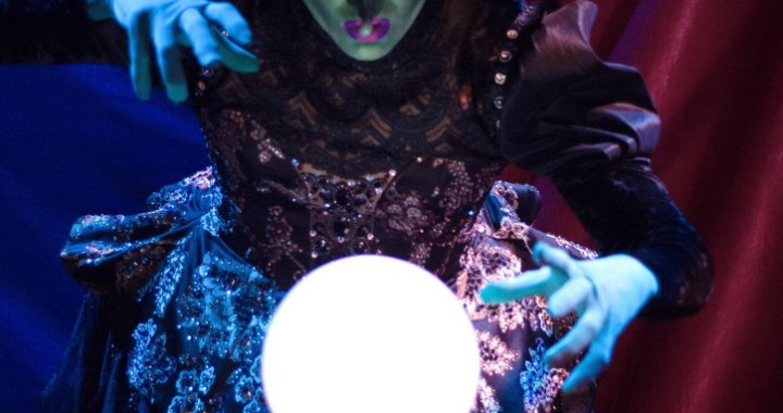 Hechiza al Teatro de la Ciudad la llegada de La Bruja