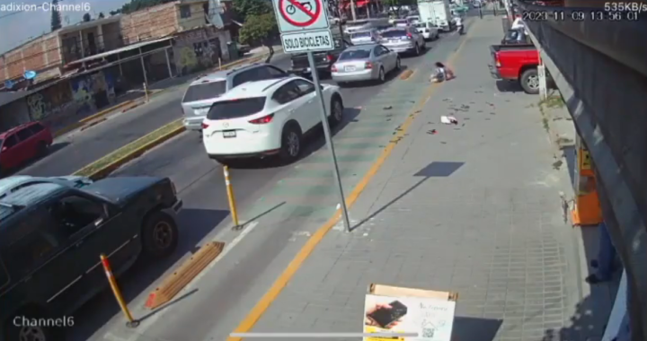 Todo mal: moto en ciclovía arrolla niña que cruzaba fuera del paso peatonal