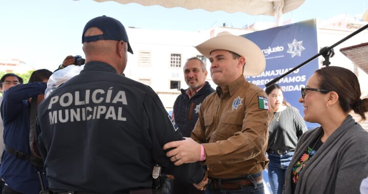 Entrega alcalde uniformes para elementos de la policía capitalina