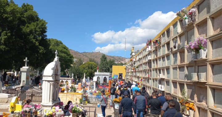 Saldo blanco en visita a los panteones; llaman a respetar las tradiciones