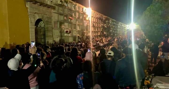 Recorridos nocturnos por el panteón de Santa Paula muestran la historia de las momias