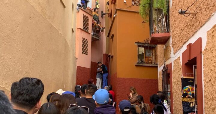 Piden a fotógrafos del callejón del Beso que dejen de trabajar en el lugar